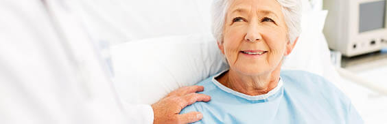Personne âgée allonger en blouse bleu, hospitaliser pour plaies