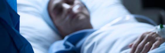 Personne malade sur un lit en soins palliatifs. Limitation des thérapeutiques actives en réanimation