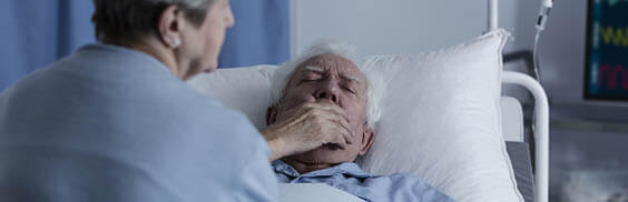 Personne âgée avec son soignant qui l'accompagne dans sa fin de vie, il effectue des soins palliatifs