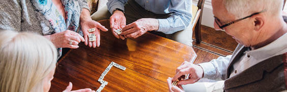 animations en ehpad, groupe de personnes âgées qui jouent aux cartes
